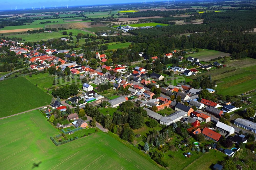 Kakerbeck von oben - Dorfkern am Feldrand in Kakerbeck im Bundesland Sachsen-Anhalt, Deutschland