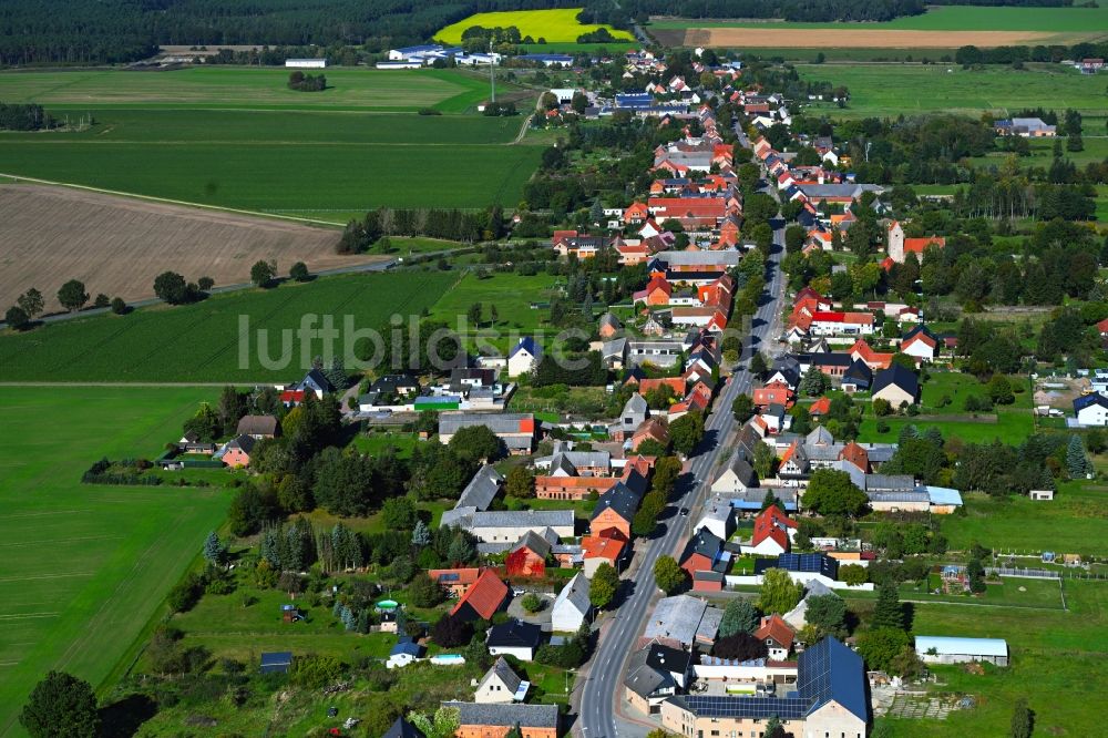 Luftbild Kakerbeck - Dorfkern am Feldrand in Kakerbeck im Bundesland Sachsen-Anhalt, Deutschland