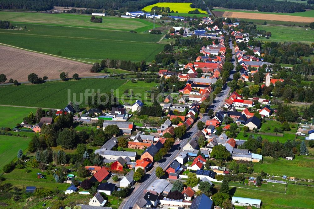 Luftaufnahme Kakerbeck - Dorfkern am Feldrand in Kakerbeck im Bundesland Sachsen-Anhalt, Deutschland