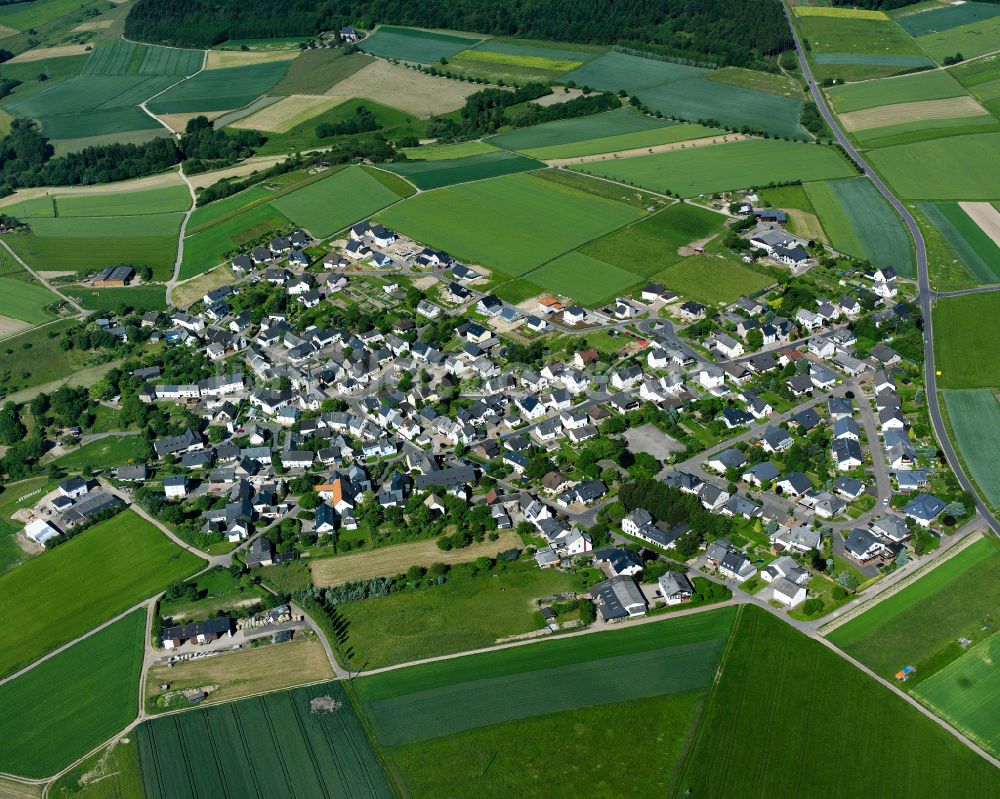 Luftaufnahme Karbach - Dorfkern am Feldrand in Karbach im Bundesland Rheinland-Pfalz, Deutschland