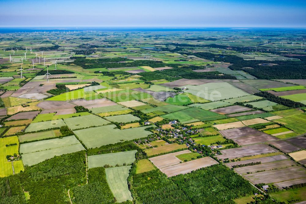 Luftaufnahme Karlum - Dorfkern am Feldrand in Karlum im Bundesland Schleswig-Holstein, Deutschland