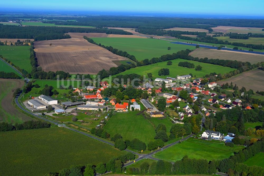 Karrenzin aus der Vogelperspektive: Dorfkern am Feldrand in Karrenzin im Bundesland Mecklenburg-Vorpommern, Deutschland