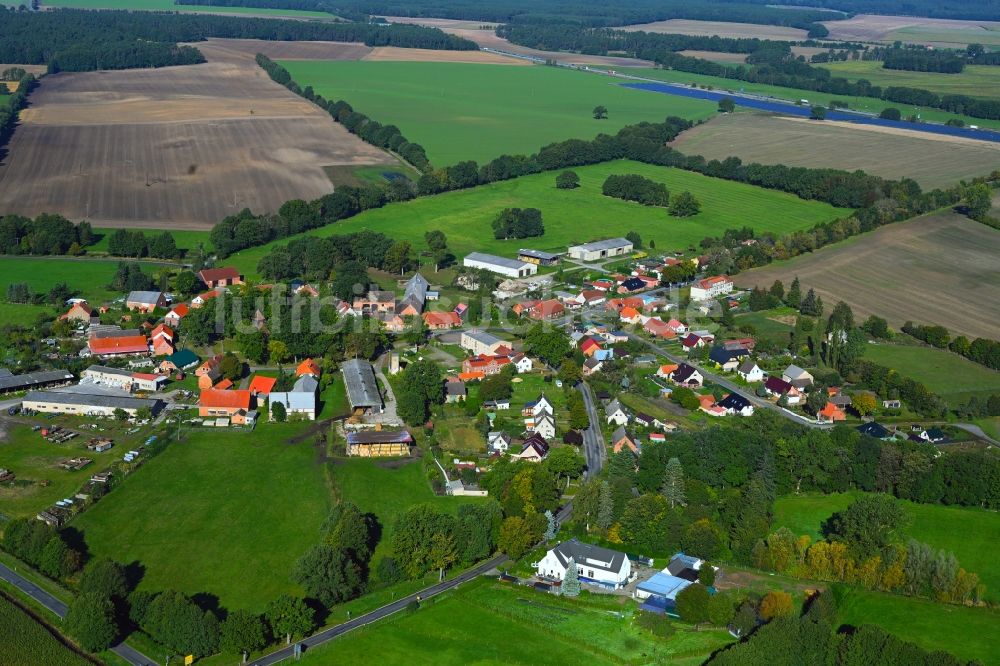 Luftbild Karrenzin - Dorfkern am Feldrand in Karrenzin im Bundesland Mecklenburg-Vorpommern, Deutschland