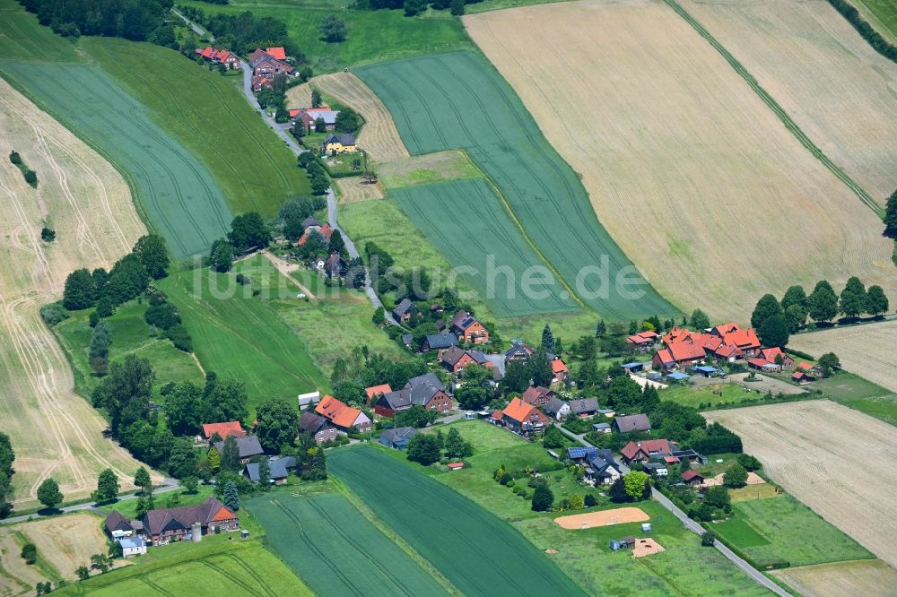 Luftaufnahme Kathrinhagen - Dorfkern am Feldrand in Kathrinhagen im Bundesland Niedersachsen, Deutschland