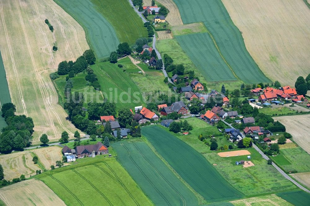 Kathrinhagen aus der Vogelperspektive: Dorfkern am Feldrand in Kathrinhagen im Bundesland Niedersachsen, Deutschland