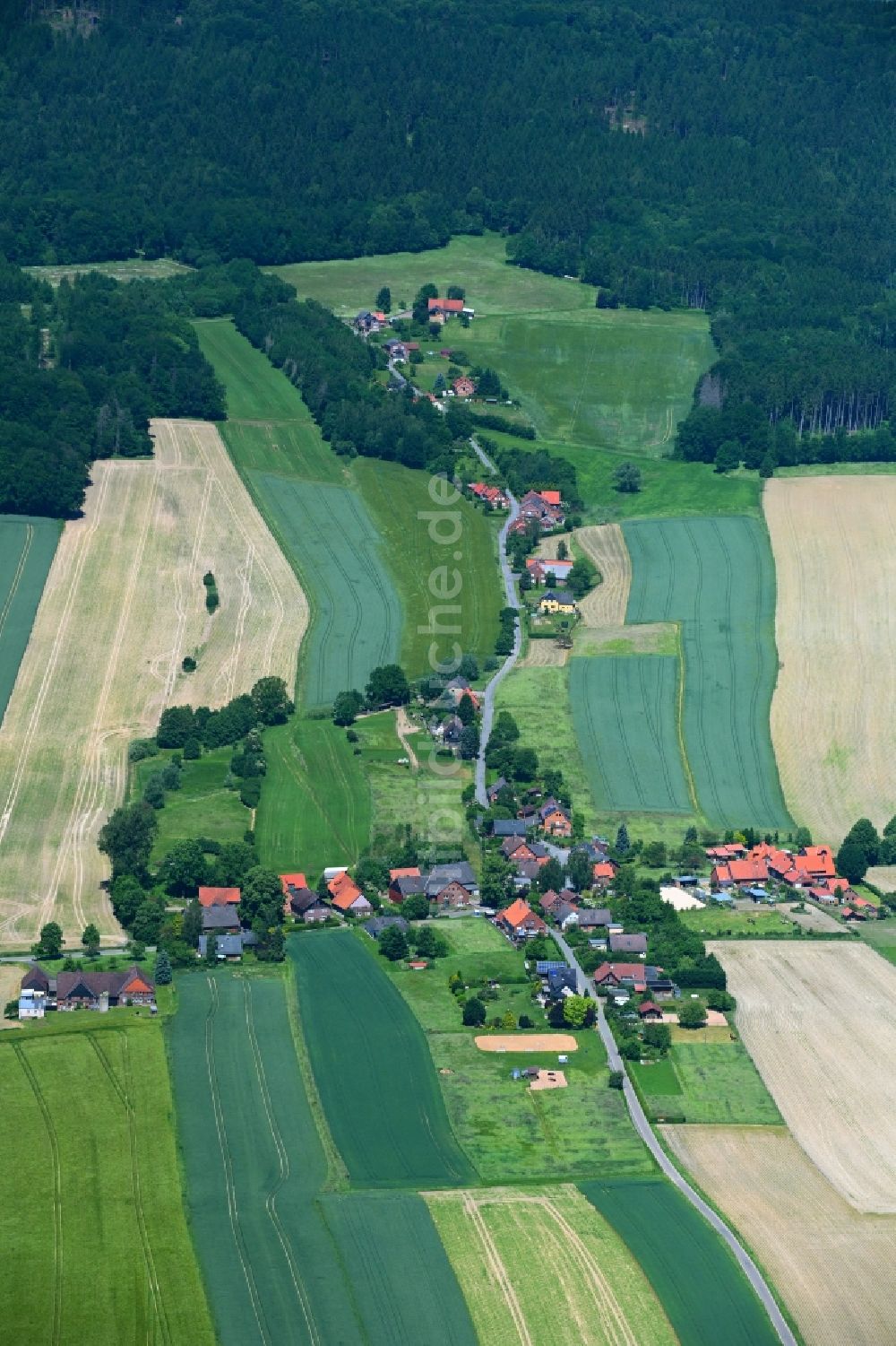 Luftaufnahme Kathrinhagen - Dorfkern am Feldrand in Kathrinhagen im Bundesland Niedersachsen, Deutschland