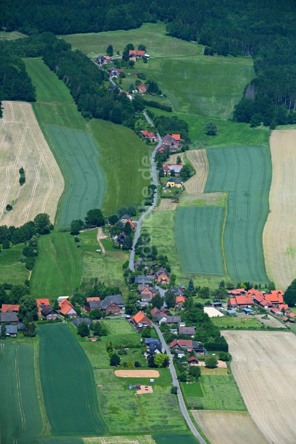 Kathrinhagen von oben - Dorfkern am Feldrand in Kathrinhagen im Bundesland Niedersachsen, Deutschland