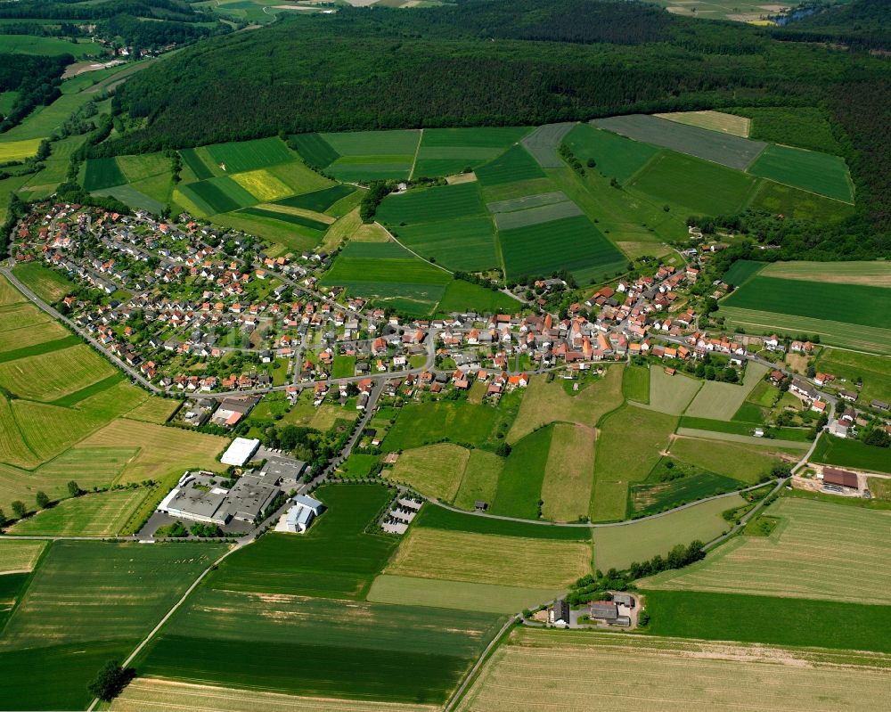 Luftbild Kathus - Dorfkern am Feldrand in Kathus im Bundesland Hessen, Deutschland