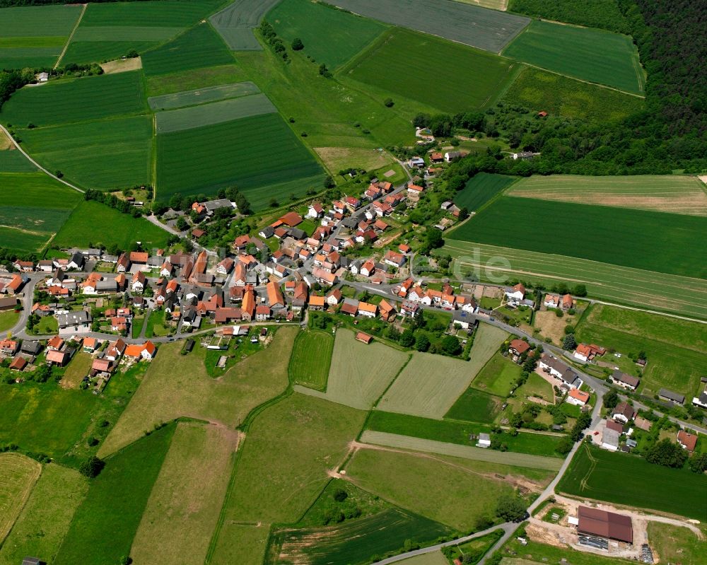 Kathus von oben - Dorfkern am Feldrand in Kathus im Bundesland Hessen, Deutschland