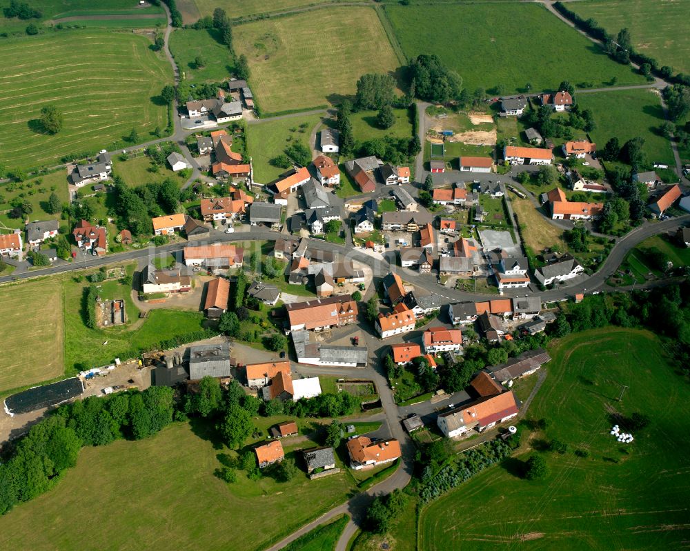 Kaulstoß von oben - Dorfkern am Feldrand in Kaulstoß im Bundesland Hessen, Deutschland