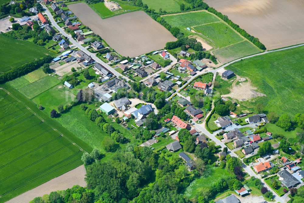Kücknitz aus der Vogelperspektive: Dorfkern am Feldrand in Kücknitz im Bundesland Schleswig-Holstein, Deutschland