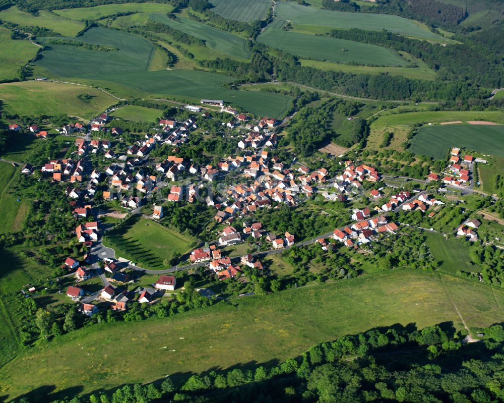 Kella aus der Vogelperspektive: Dorfkern am Feldrand in Kella im Bundesland Thüringen, Deutschland