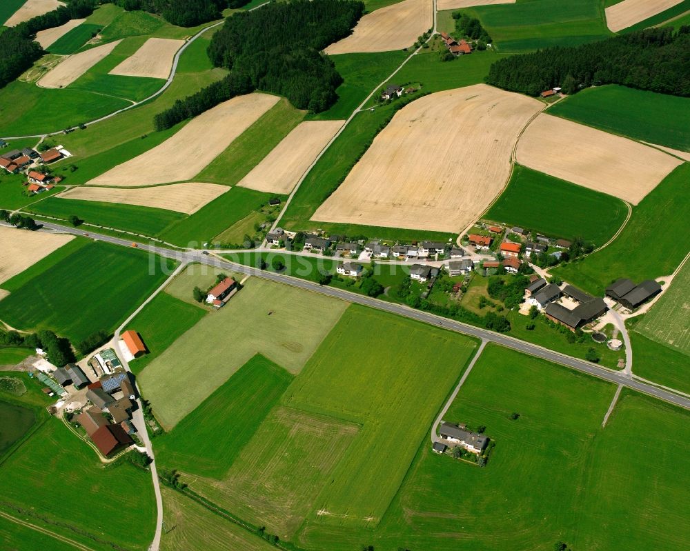 Kellndorf aus der Vogelperspektive: Dorfkern am Feldrand in Kellndorf im Bundesland Bayern, Deutschland