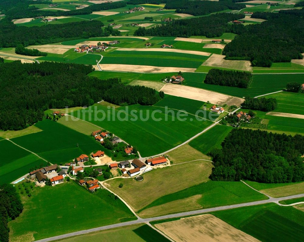 Kemathen aus der Vogelperspektive: Dorfkern am Feldrand in Kemathen im Bundesland Bayern, Deutschland