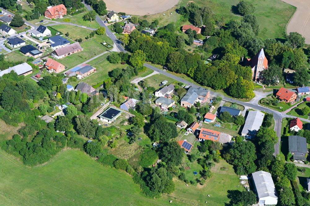 Kenz aus der Vogelperspektive: Dorfkern am Feldrand in Kenz im Bundesland Mecklenburg-Vorpommern, Deutschland