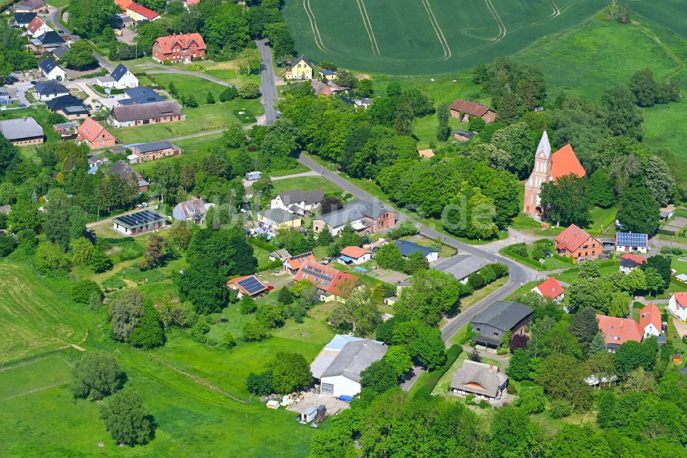 Kenz aus der Vogelperspektive: Dorfkern am Feldrand in Kenz im Bundesland Mecklenburg-Vorpommern, Deutschland