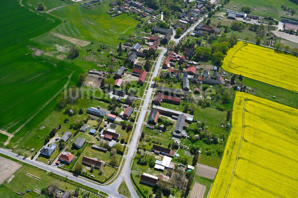 Kerkau aus der Vogelperspektive: Dorfkern am Feldrand in Kerkau im Bundesland Sachsen-Anhalt, Deutschland