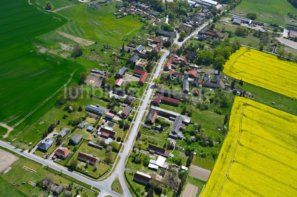 Luftbild Kerkau - Dorfkern am Feldrand in Kerkau im Bundesland Sachsen-Anhalt, Deutschland