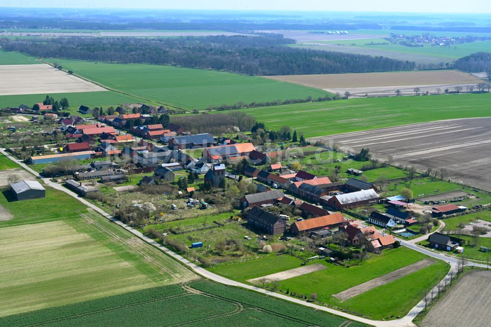 Kerkuhn aus der Vogelperspektive: Dorfkern am Feldrand in Kerkuhn im Bundesland Sachsen-Anhalt, Deutschland