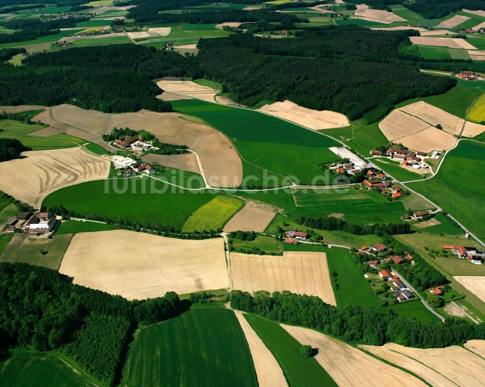 Kieferling aus der Vogelperspektive: Dorfkern am Feldrand in Kieferling im Bundesland Bayern, Deutschland