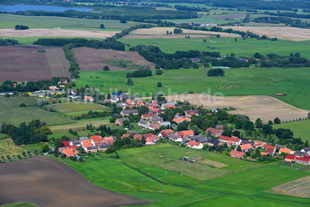 Kieve von oben - Dorfkern am Feldrand in Kieve im Bundesland Mecklenburg-Vorpommern, Deutschland