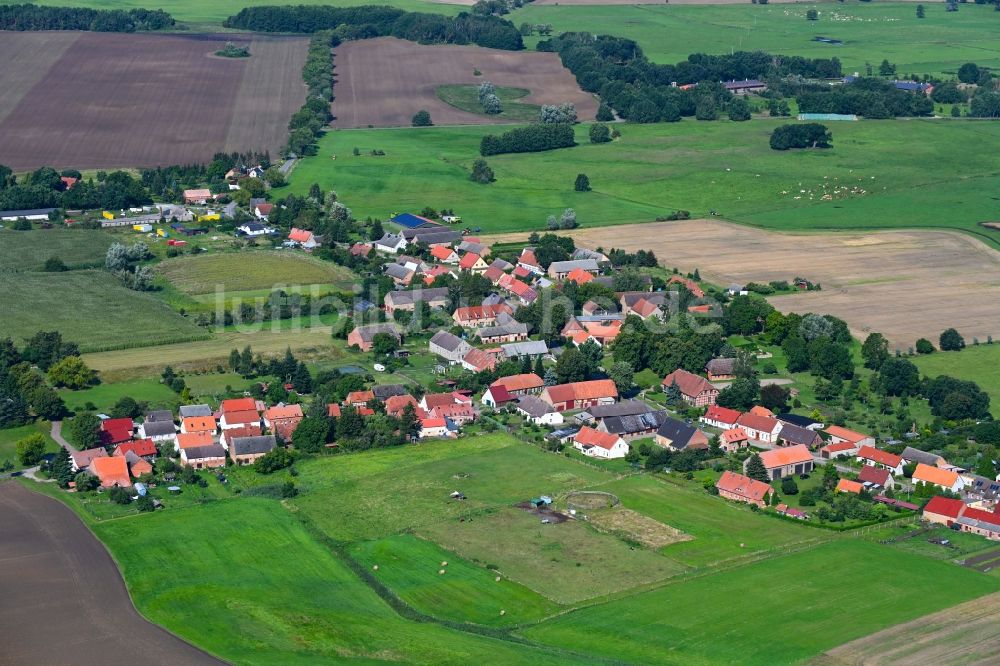 Kieve aus der Vogelperspektive: Dorfkern am Feldrand in Kieve im Bundesland Mecklenburg-Vorpommern, Deutschland