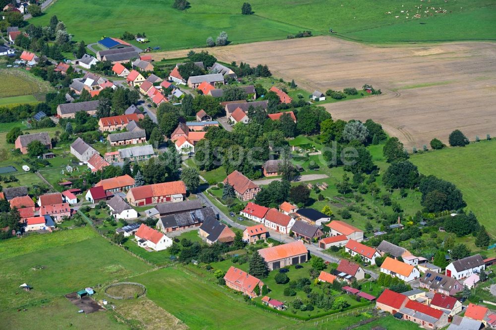 Luftbild Kieve - Dorfkern am Feldrand in Kieve im Bundesland Mecklenburg-Vorpommern, Deutschland