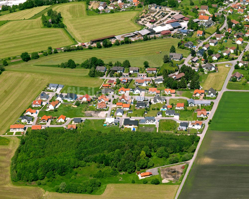 Kirchberg aus der Vogelperspektive: Dorfkern am Feldrand in Kirchberg im Bundesland Baden-Württemberg, Deutschland