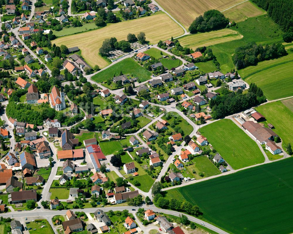 Luftaufnahme Kirchberg - Dorfkern am Feldrand in Kirchberg im Bundesland Baden-Württemberg, Deutschland