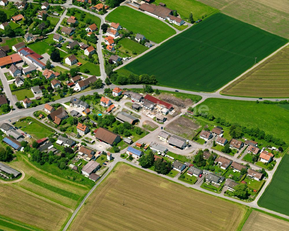 Kirchberg von oben - Dorfkern am Feldrand in Kirchberg im Bundesland Baden-Württemberg, Deutschland