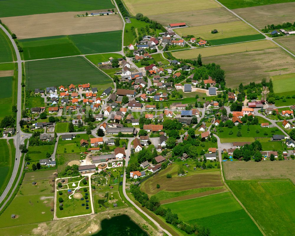 Luftbild Kirchberg an der Iller - Dorfkern am Feldrand in Kirchberg an der Iller im Bundesland Baden-Württemberg, Deutschland