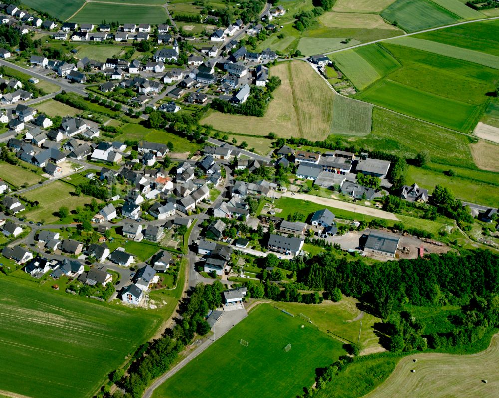 Luftaufnahme Kisselbach - Dorfkern am Feldrand in Kisselbach im Bundesland Rheinland-Pfalz, Deutschland