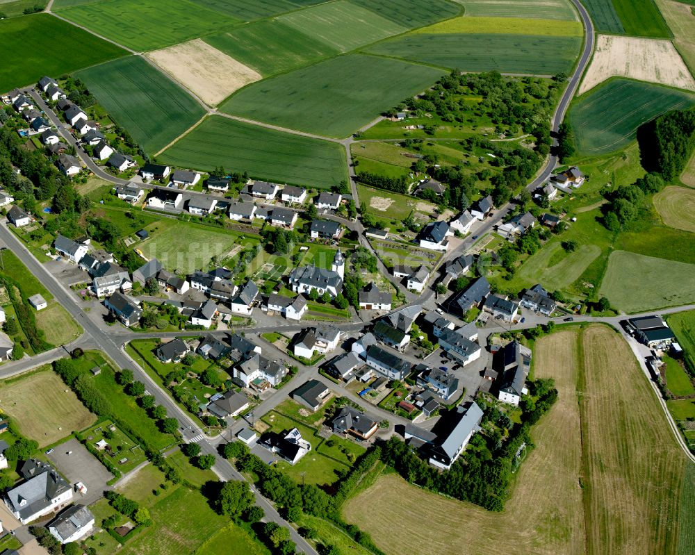 Kisselbach aus der Vogelperspektive: Dorfkern am Feldrand in Kisselbach im Bundesland Rheinland-Pfalz, Deutschland