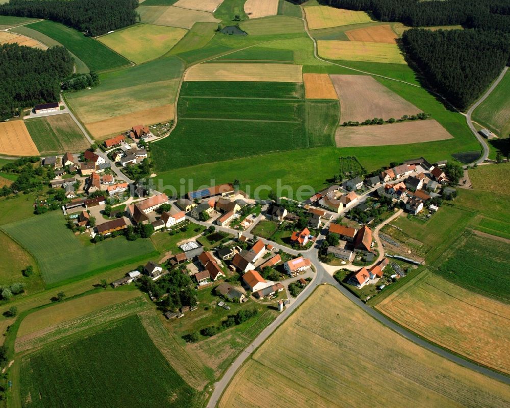 Kitschendorf von oben - Dorfkern am Feldrand in Kitschendorf im Bundesland Bayern, Deutschland