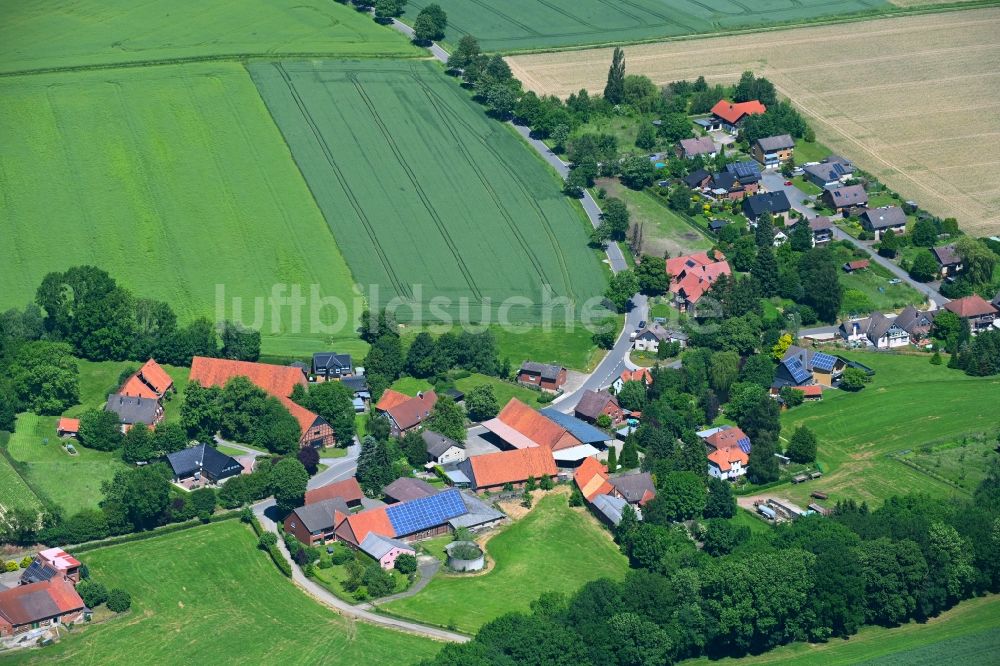 Luftaufnahme Klein Holtensen - Dorfkern am Feldrand in Klein Holtensen im Bundesland Niedersachsen, Deutschland