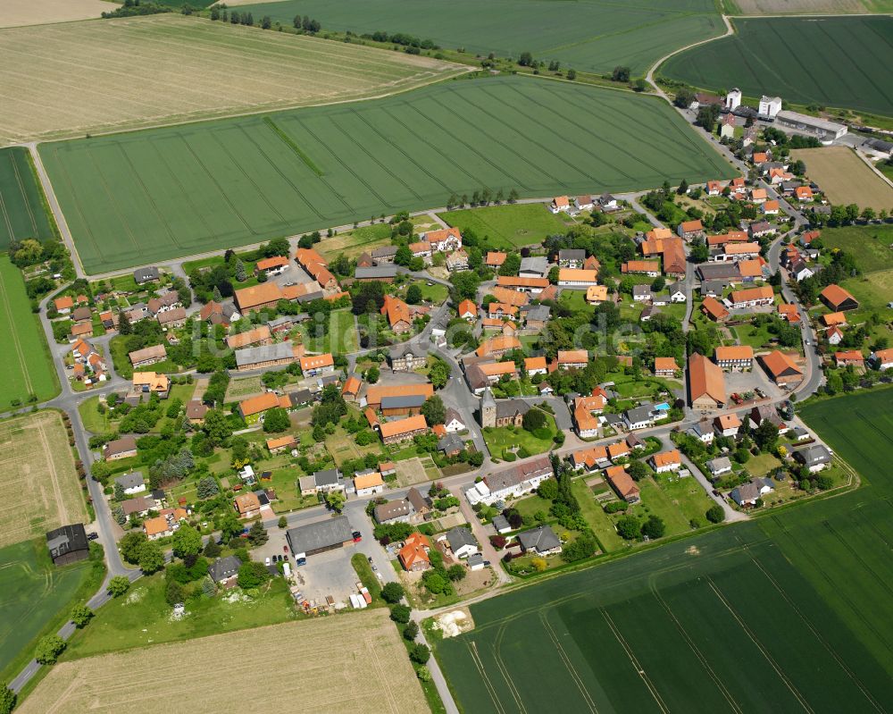 Klein Mahner von oben - Dorfkern am Feldrand in Klein Mahner im Bundesland Niedersachsen, Deutschland