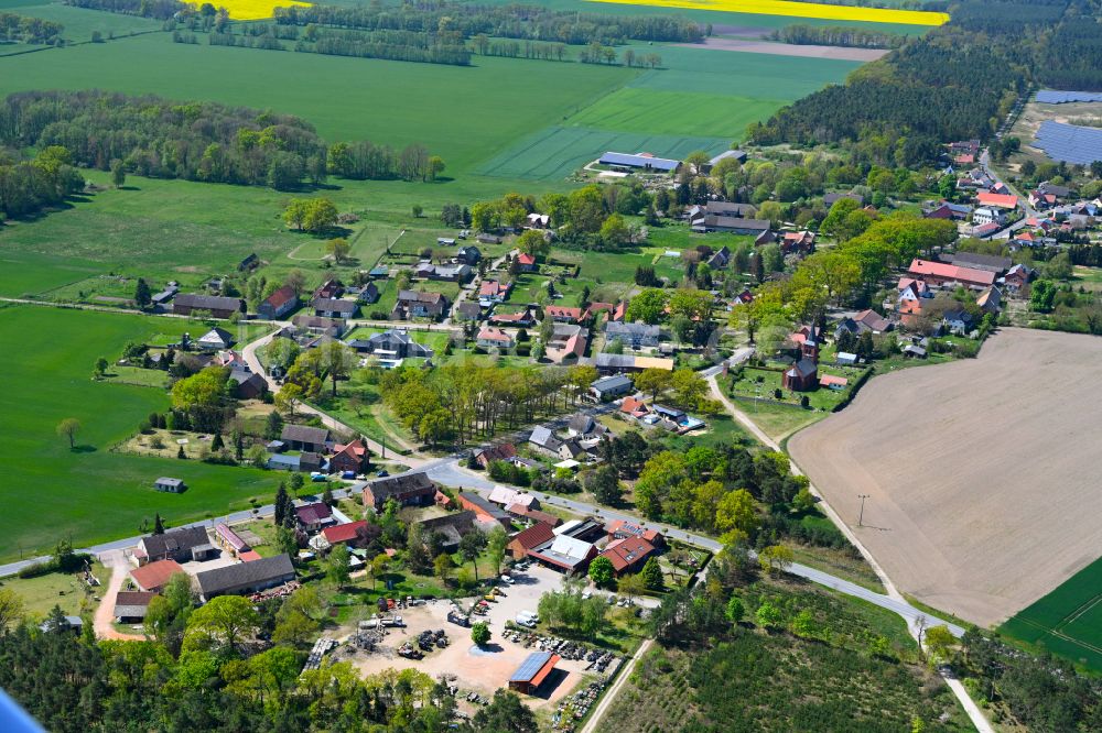 Luftaufnahme Kleinau - Dorfkern am Feldrand in Kleinau im Bundesland Sachsen-Anhalt, Deutschland