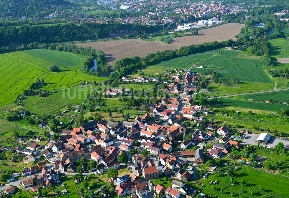 Kleineutersdorf aus der Vogelperspektive: Dorfkern am Feldrand in Kleineutersdorf im Bundesland Thüringen, Deutschland