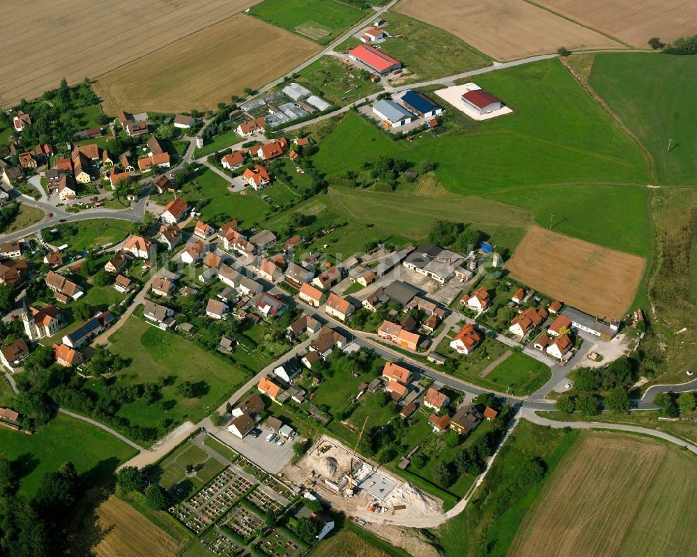 Kleinohrenbronn von oben - Dorfkern am Feldrand in Kleinohrenbronn im Bundesland Bayern, Deutschland