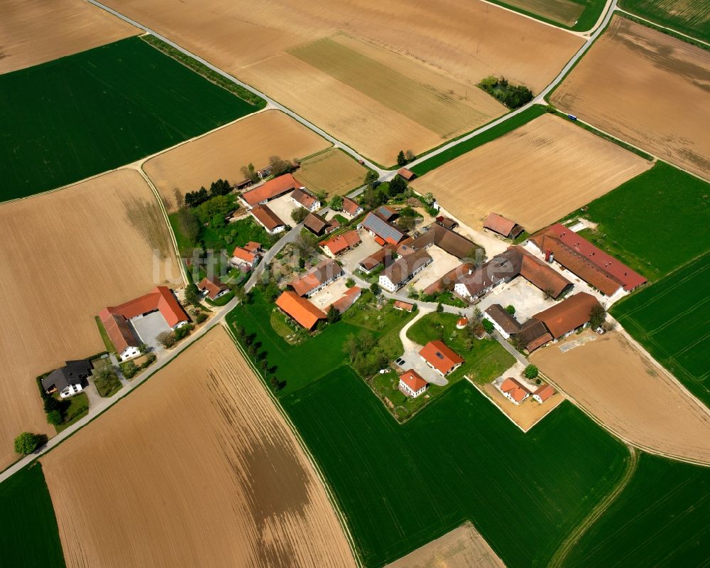 Kleinpinning aus der Vogelperspektive: Dorfkern am Feldrand in Kleinpinning im Bundesland Bayern, Deutschland