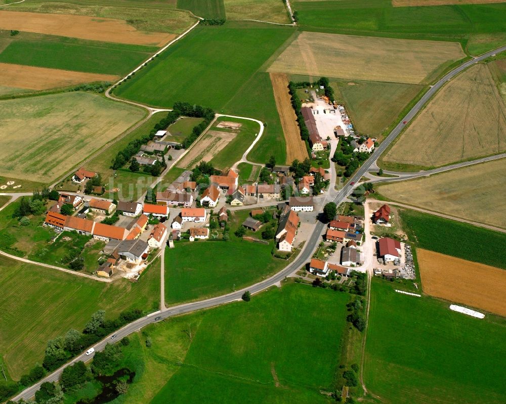 Kleinried aus der Vogelperspektive: Dorfkern am Feldrand in Kleinried im Bundesland Bayern, Deutschland