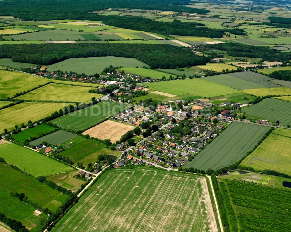 Luftaufnahme Kleinschretstaken - Dorfkern am Feldrand in Kleinschretstaken im Bundesland Schleswig-Holstein, Deutschland