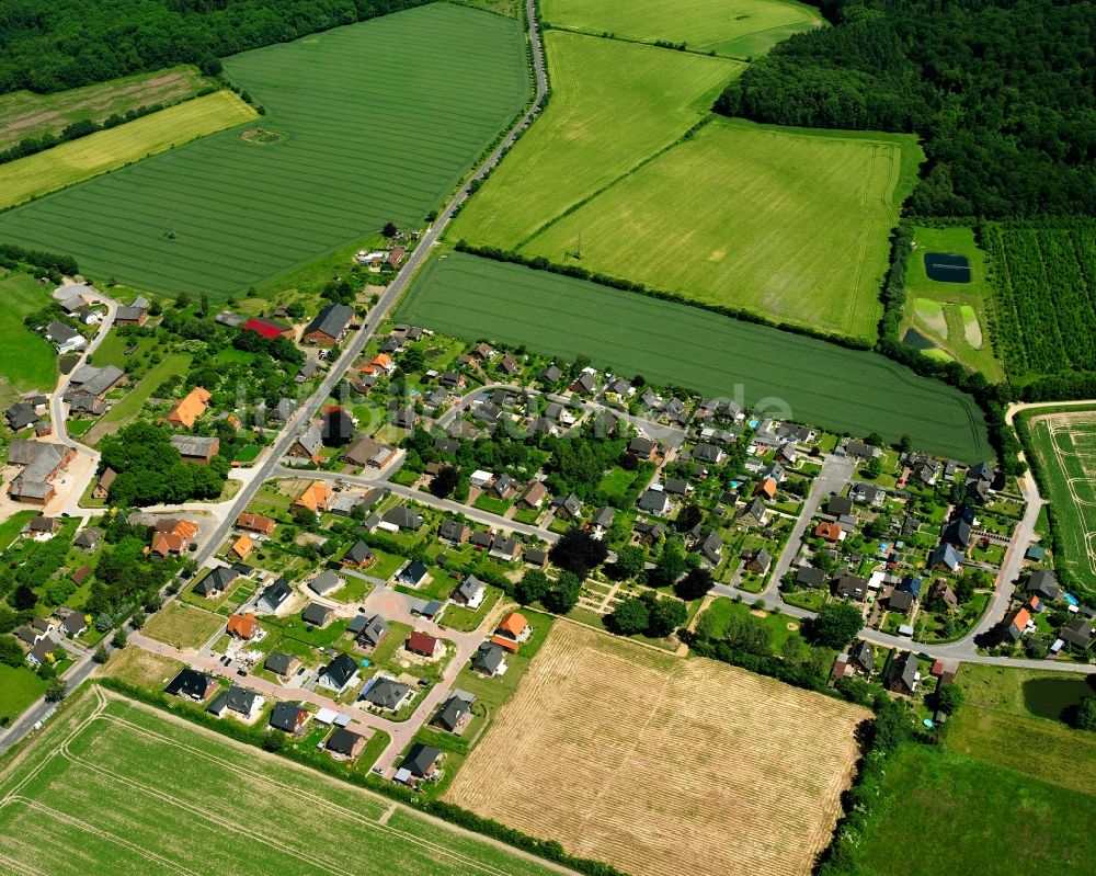 Kleinschretstaken von oben - Dorfkern am Feldrand in Kleinschretstaken im Bundesland Schleswig-Holstein, Deutschland