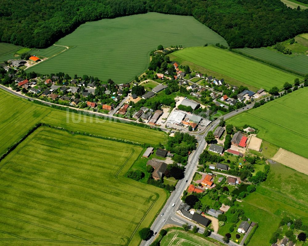 Kleinschretstaken aus der Vogelperspektive: Dorfkern am Feldrand in Kleinschretstaken im Bundesland Schleswig-Holstein, Deutschland