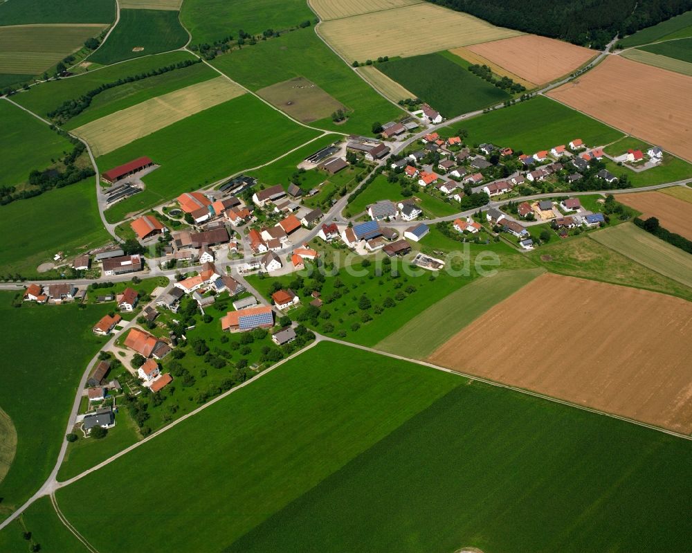 Luftaufnahme Kleintissen - Dorfkern am Feldrand in Kleintissen im Bundesland Baden-Württemberg, Deutschland