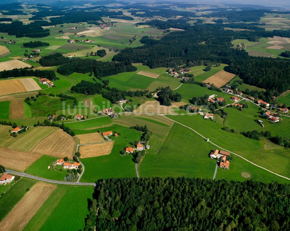 Kleinviecht von oben - Dorfkern am Feldrand in Kleinviecht im Bundesland Bayern, Deutschland