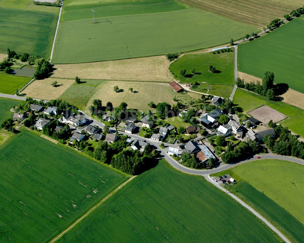 Luftbild Kleinweidelbach - Dorfkern am Feldrand in Kleinweidelbach im Bundesland Rheinland-Pfalz, Deutschland