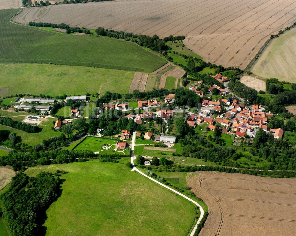 Kleinwelsbach aus der Vogelperspektive: Dorfkern am Feldrand in Kleinwelsbach im Bundesland Thüringen, Deutschland