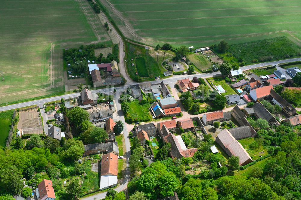 Kloschwitz von oben - Dorfkern am Feldrand in Kloschwitz im Bundesland Sachsen-Anhalt, Deutschland