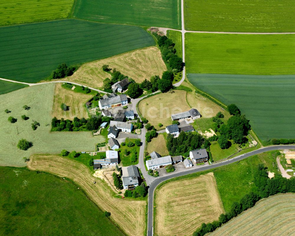 Klosterkumbd von oben - Dorfkern am Feldrand in Klosterkumbd im Bundesland Rheinland-Pfalz, Deutschland